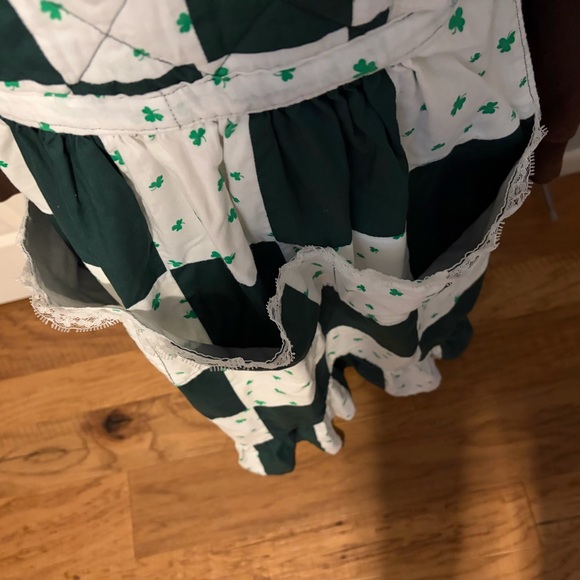 Vintage Green and White Apron with Shamrock Pattern - Picture 2 of 8